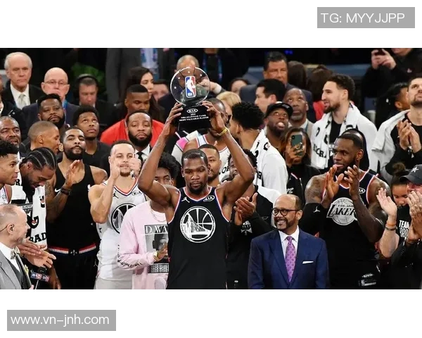 足球球星6号的传奇之路与辉煌成就解析